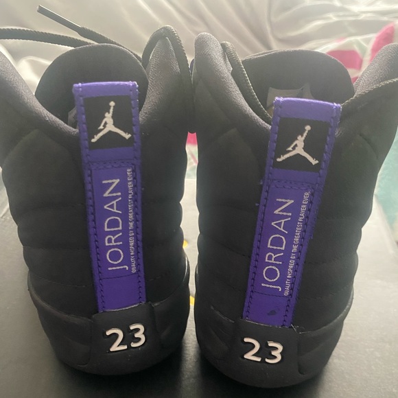 I’m selling a kids 5y jordan sneaker that is brand new never worn